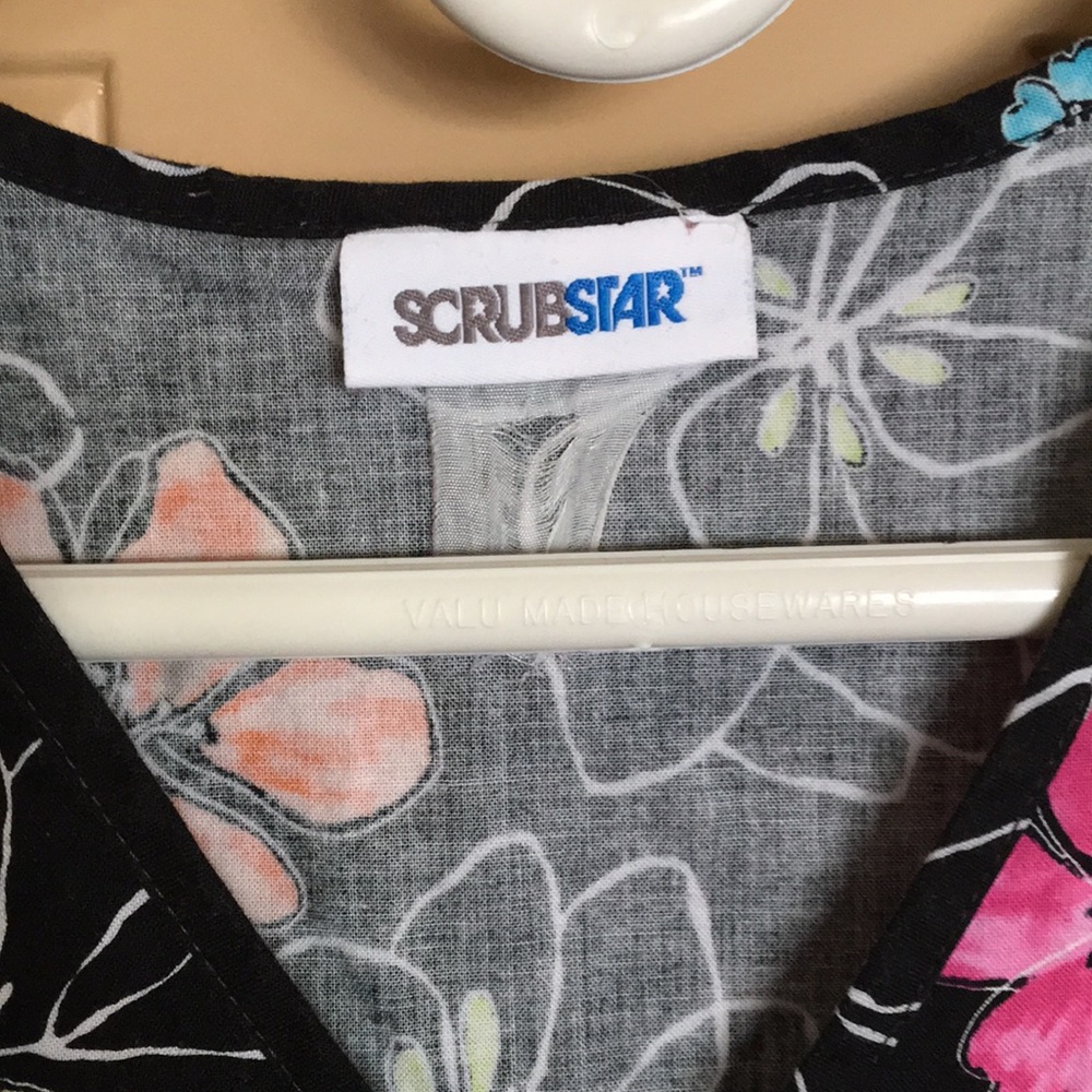Scrub Top with Flowers - Picture 3 of 3